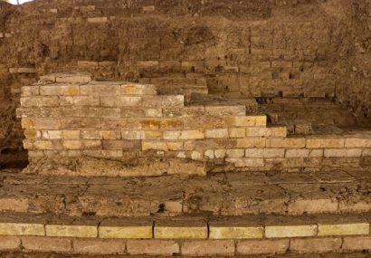 سرتاسر دیواره شرقی دروازه پردیس پارسه تخت جمشید از دل خاک سربرآورد